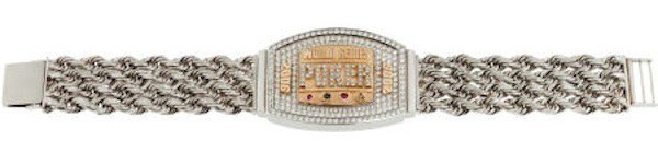 Джейми Голд продает свой браслет