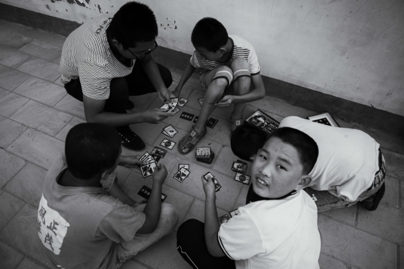 дети играют в покер